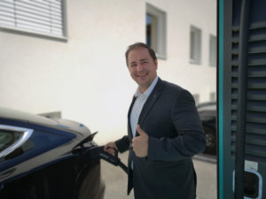 Zehetner beim Stromtanken am Hypercharger